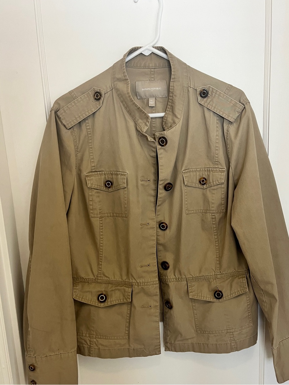 Banana republic, tan utilities Safari jacket with tortoise shell button buttons